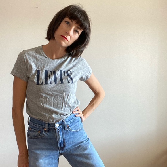 Basic Levis Tee - Picture 2 of 8